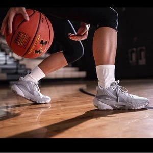 Under Armour Women's HOVR Breakthru Basketball Shoes